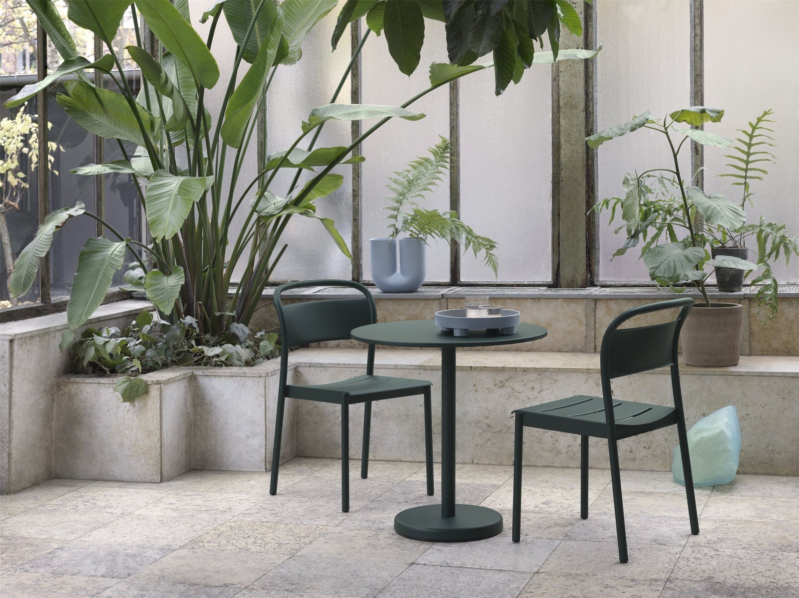 linear-steel-side-chair-cafe-table-70-dark-green-platform-tray-kink-vase-V2-muuto-org_150.jpg